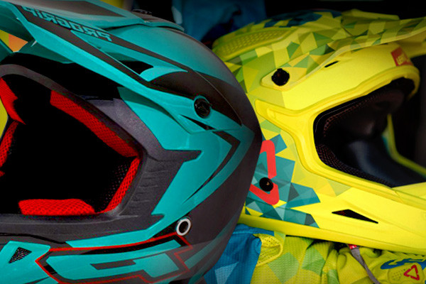 What Material Choices Are There in Motorcycle Helmet Construction?