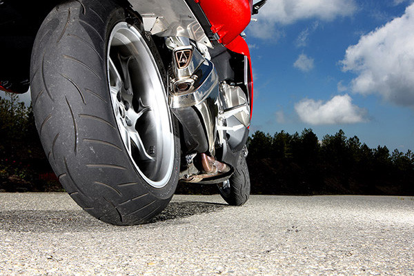 METZELER® ROADTEC Z8 INTERACT Tires - MOTORCYCLEiD.com